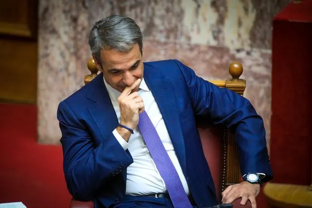 Καταπίνει τα σκάνδαλα, βλέπει εχθρούς και φοβάται το τέλος…