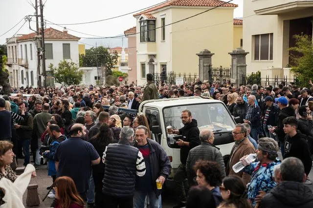 Στους δρόμους σύσσωμη η κοινωνία της Λέσβου – Συνεχίζεται το μπλόκο στο λιμάνι