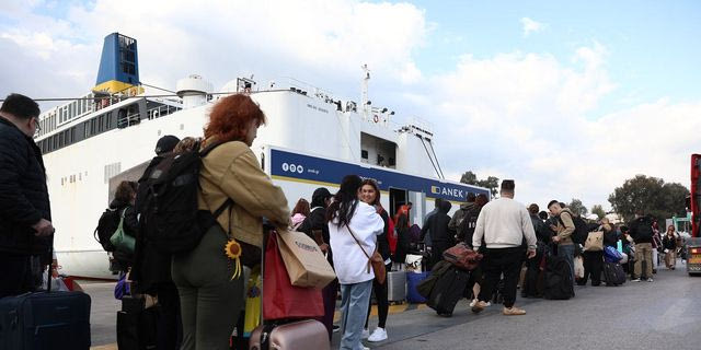 Μαζική έξοδος εκδρομέων για Πάσχα – Κίνηση ρεκόρ στα διόδια και τα λιμάνια