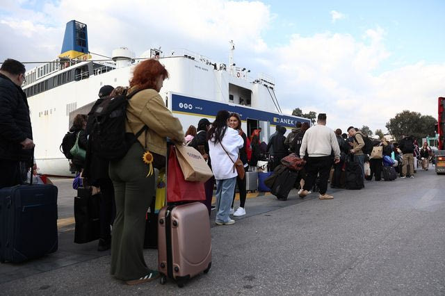 Μαζική έξοδος εκδρομέων για Πάσχα – Κίνηση ρεκόρ στα διόδια και τα λιμάνια