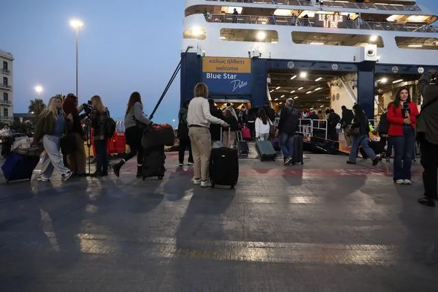 Σε εξέλιξη η πασχαλινή έξοδος – Αυξημένη η κίνηση στα λιμάνια της Αττικής