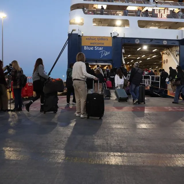 Σε εξέλιξη η πασχαλινή έξοδος – Αυξημένη η κίνηση στα λιμάνια της Αττικής