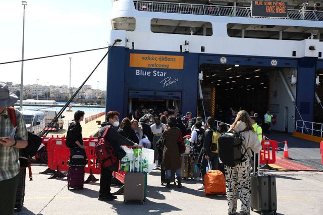 Έξοδος Πάσχα: Συνεχίζεται με μικρότερη ένταση από τα λιμάνια της Αττικής