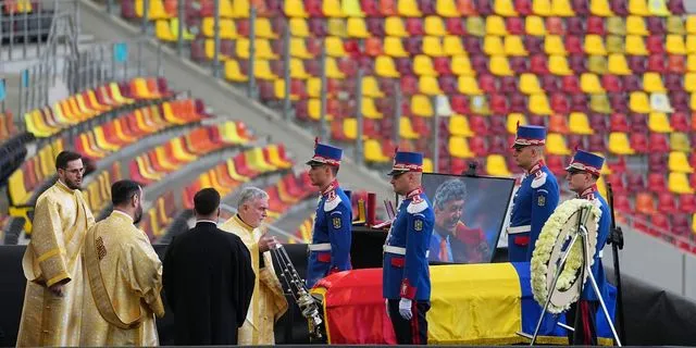Συγκινητικές στιγμές στο λαϊκό προσκύνημα για τον Μιρτσέα Λουτσέσκου, “έσπασε” ο Ραζβάν