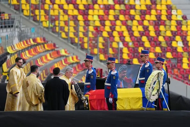 Συγκινητικές στιγμές στο λαϊκό προσκύνημα για τον Μιρτσέα Λουτσέσκου, “έσπασε” ο Ραζβάν