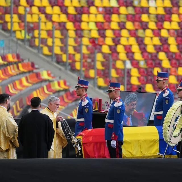 Συγκινητικές στιγμές στο λαϊκό προσκύνημα για τον Μιρτσέα Λουτσέσκου, “έσπασε” ο Ραζβάν