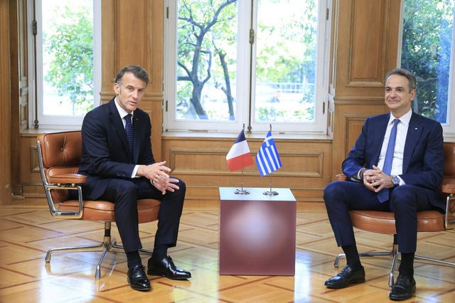 Ο πρώτος διάλογος Μητσοτάκη – Μακρόν στο Μέγαρο Μαξίμου