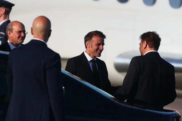Άφιξη του Εμανουέλ Μακρον στον Διεθνή Αερολιμένα Αθηνών "Ελευθέριος Βενιζέλος"