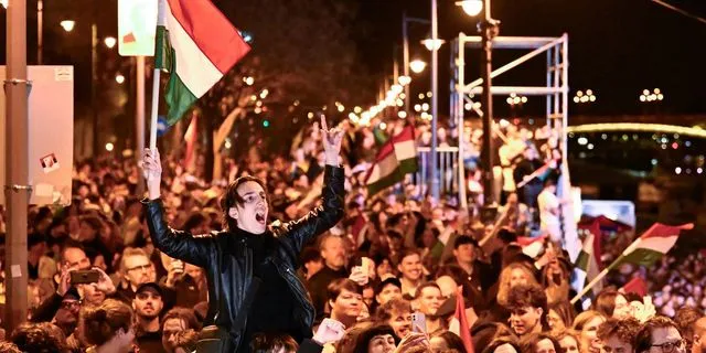 Ούγγροι στους δρόμους της Βουδαπέστης μετά την εκλογική νίκη του Πέτερ Μάγιαρ