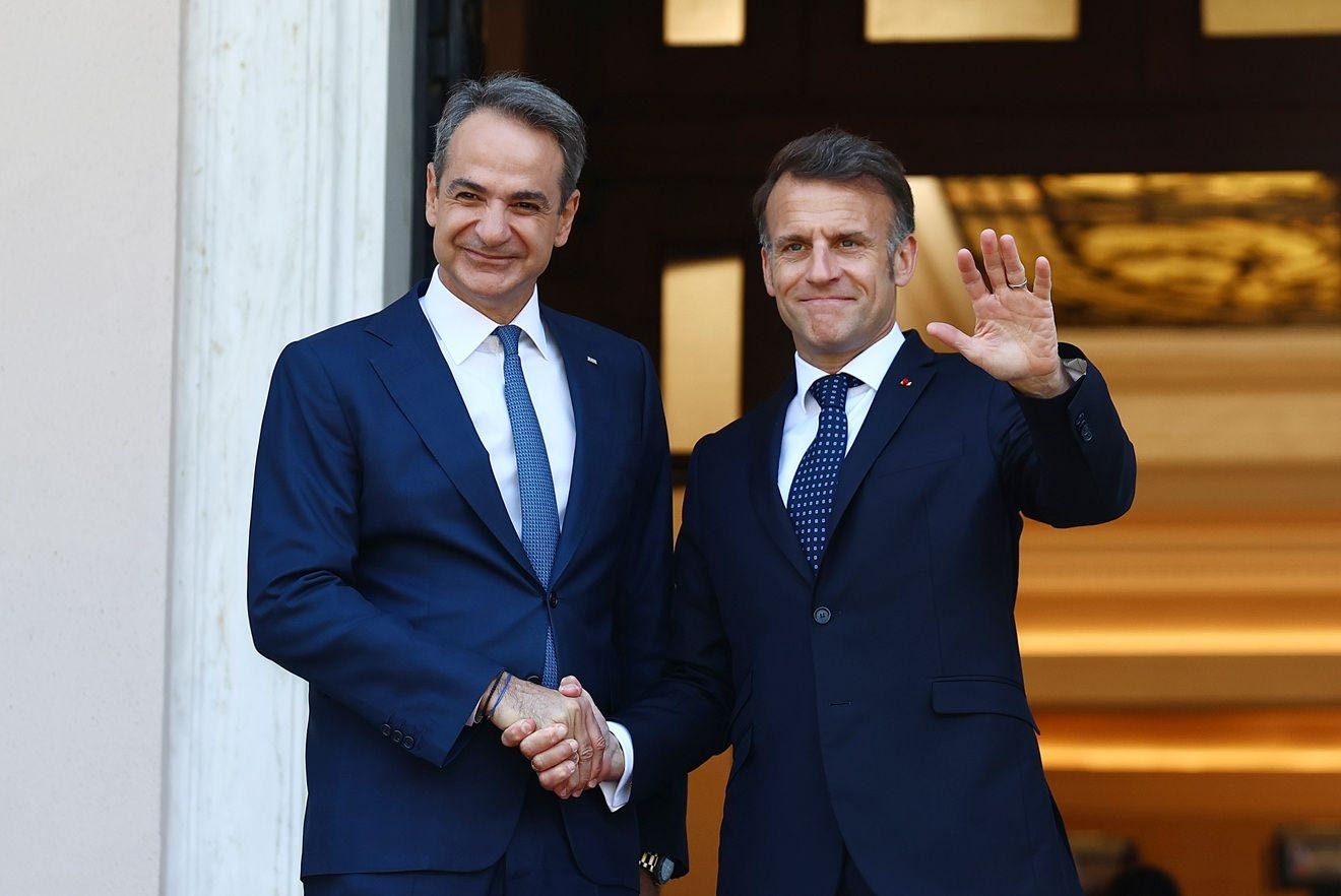 Στο Μέγαρο Μαξίμου Μακρόν και Μητσοτάκης για την υπογραφή των κρίσιμων συμφωνιών