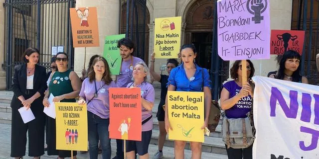 Ακτιβιστές έκρυψαν κλειδωμένα κουτιά με χάπια άμβλωσης – Με κωδικό η πρόσβαση