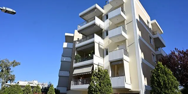 Διπλή πτώση γυναίκας 27 ετών από το διαμέρισμά της σε πολυκατοικία στο Μαρούσι