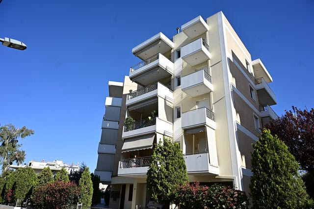 Διπλή πτώση γυναίκας 27 ετών από το διαμέρισμά της σε πολυκατοικία στο Μαρούσι