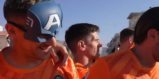 ΟΦΗ: Με μάσκα ήρωα της Marvel o Λαμπρόπουλος στο trophy parade των Κρητικών
