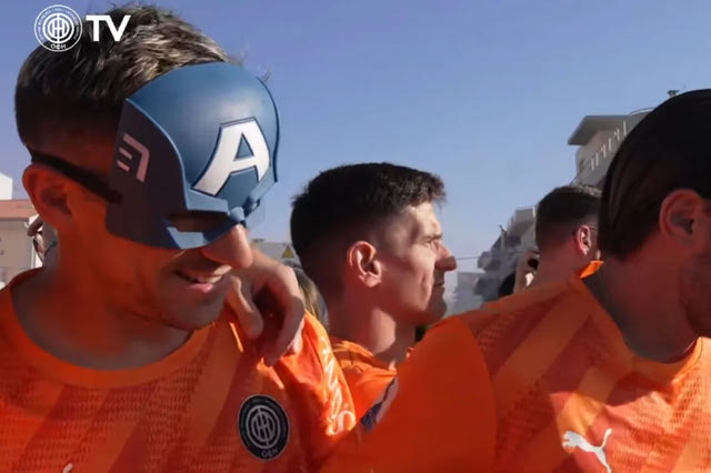 ΟΦΗ: Με μάσκα ήρωα της Marvel o Λαμπρόπουλος στο trophy parade των Κρητικών