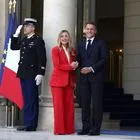 Το αμήχανο φιλί Μακρόν και Μελόνι που έγινε viral – Βίντεο