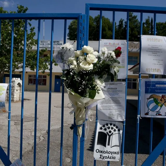 Συγκέντρωση διαμαρτυρίας κατοίκων στο σχολείου όπου έπεσε νεκρός ο Μάριος Σουλούκος