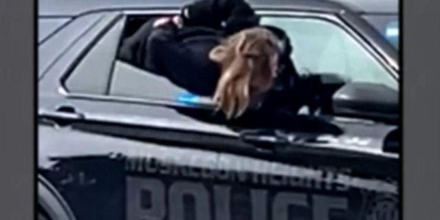 ΗΠΑ: Γυναίκα με χειροπέδες δραπετεύει από παράθυρο περιπολικού – Βίντεο