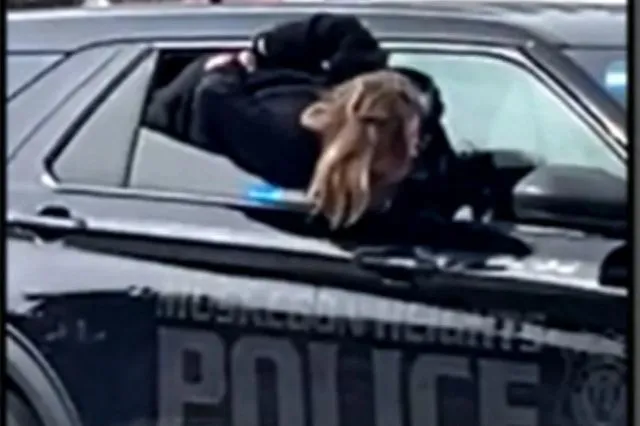 ΗΠΑ: Γυναίκα με χειροπέδες δραπετεύει από παράθυρο περιπολικού – Βίντεο