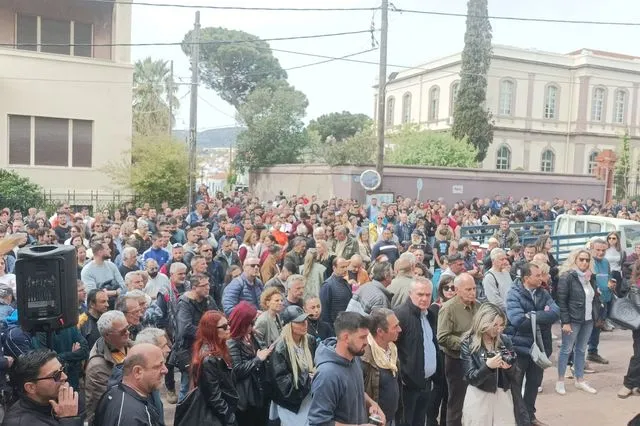 Συνεχίζονται οι αποκλεισμοί στο λιμάνι της Μυτιλήνης για πέμπτη ημέρα