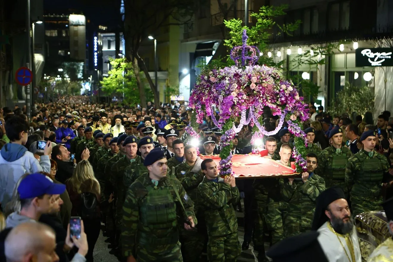 ΑΚΟΛΟΥΘΙΑ ΕΠΙΤΑΦΙΟΥ ΣΤΗ ΜΗΤΡΟΠΟΛΗ ΑΘΗΝΩΝ ΚΑΙ ΠΕΡΙΦΟΡΑ ΣΤΟ ΣΥΝΤΑΓΜΑ