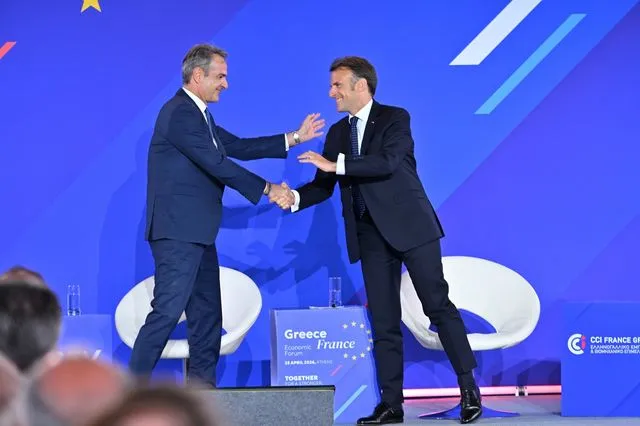 Μακρόν προς Μητσοτάκη: Μοντέλο οικονομικής προόδου η Ελλάδα