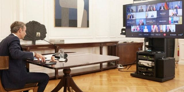 O Κυριάκος Μητσοτάκης σε τηλεδιάσκεψη για την προστασία των ανηλίκων στο διαδίκτυο