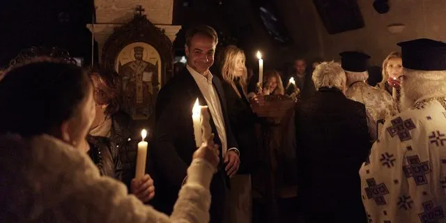 Στα Χανιά έκανε Ανάσταση ο Κυριάκος Μητσοτάκης με τη σύζυγό του