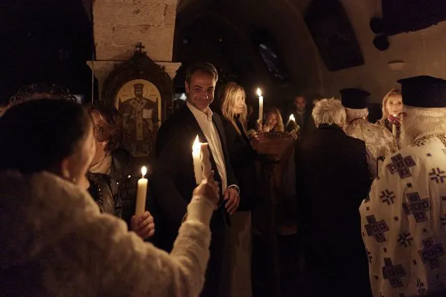 Στα Χανιά έκανε Ανάσταση ο Κυριάκος Μητσοτάκης με τη σύζυγό του