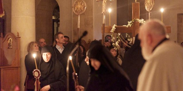 Τον Επιτάφιο στα Χανιά παρακολούθησε ο Κυριάκος Μητσοτάκης