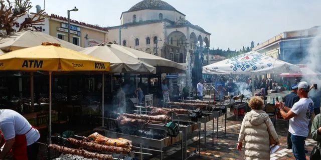 Βγήκαν οι σούβλες στο Μοναστηράκι – Έρημη πόλη η Αθήνα την Κυριακή του Πάσχα