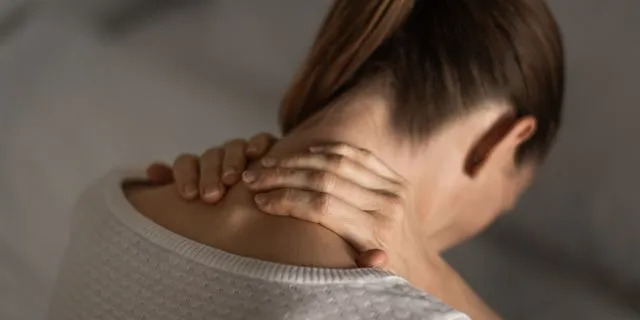 Πώς κρατάς το κινητό και είναι σαν να ‘χεις 20 κιλά στους ώμους