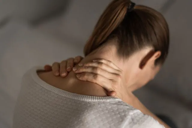 Πώς κρατάς το κινητό και είναι σαν να ‘χεις 20 κιλά στους ώμους