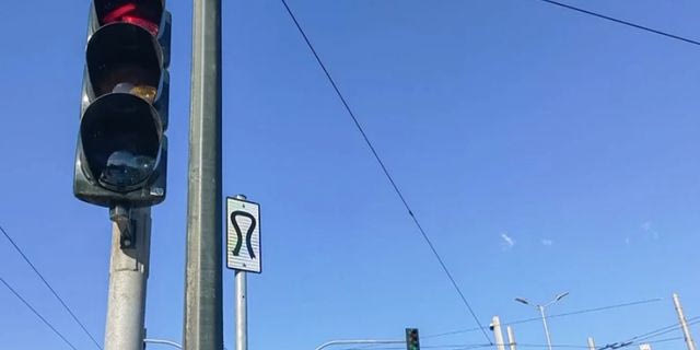 Τι σημαίνει η νέα πινακίδα που τοποθετήθηκε στο κέντρο της Αθήνας