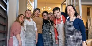 Καφέ «ΠΟΙΚΙΛΗ ΣΤΟΑ»: Το πρώτο Κοινωνικό Καφενείο με εργαζόμενους άτομα με αναπηρία στο Θριάσιο Πεδίο, με τη στήριξη της HELLENiQ ENERGY