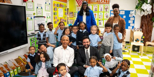 Μπαράκ Ομπάμα και Ζόχραν Μαμντάνι σε παιδικό σταθμό της Νέας Υόρκης