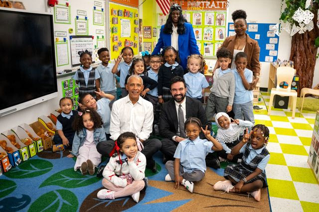 Μπαράκ Ομπάμα και Ζόχραν Μαμντάνι σε παιδικό σταθμό της Νέας Υόρκης
