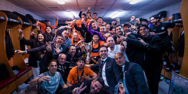 ΟΦΗ – Κύπελλο Ελλάδας Betsson: Ο Μπούσης χόρεψε ζεϊμπέκικο στο αεροδρόμιο