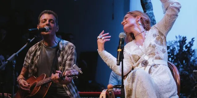 Είδαμε Μποφίλιου – Φάμελλο unplugged στον κήπο τους: Με Δήμητρα Γαλάνη στο κοινό