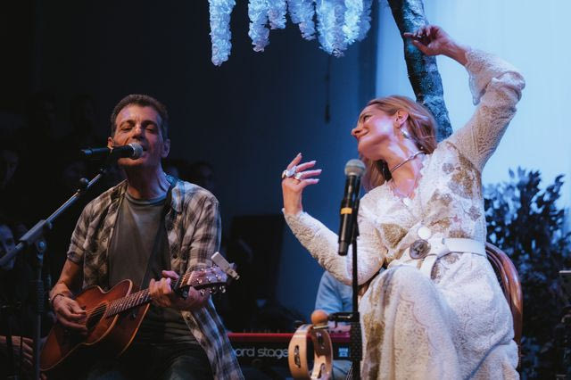 Είδαμε Μποφίλιου – Φάμελλο unplugged στον κήπο τους: Με Δήμητρα Γαλάνη στο κοινό