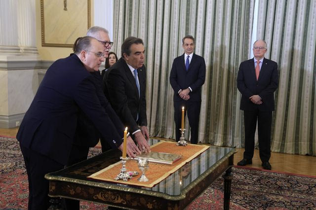 Ανασχηματισμός: Ορκίστηκαν τα νέα μέλη της κυβέρνησης