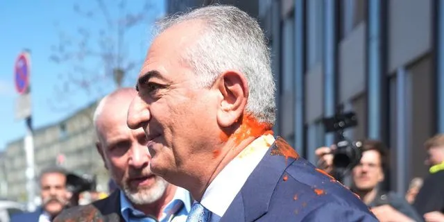 Βερολίνο: Διαδηλωτής έριξε ντοματοχυμό στον Ρεζά Παχλαβί – Βίντεο