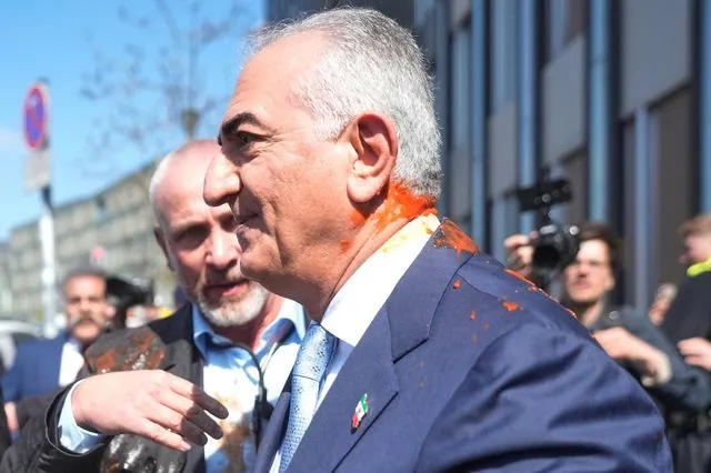 Βερολίνο: Διαδηλωτής έριξε ντοματοχυμό στον Ρεζά Παχλαβί – Βίντεο