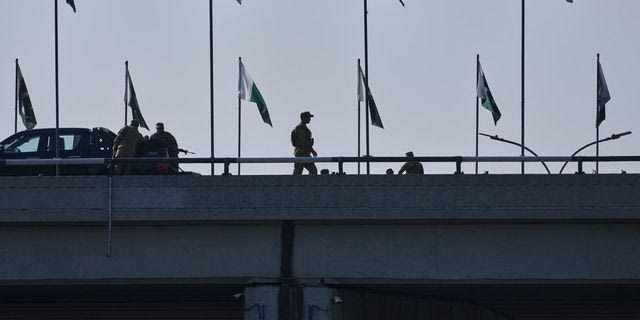 Φρουρός στο σημείο των συνομιλιών μεταξύ ΗΠΑ και Ιράν στο Πακιστάν