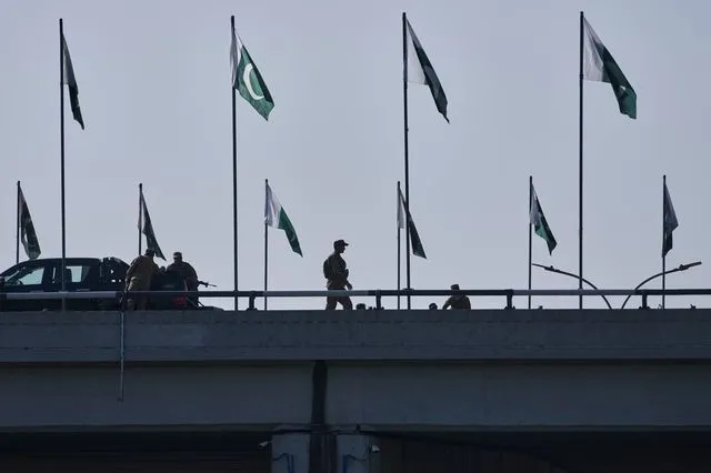 Φρουρός στο σημείο των συνομιλιών μεταξύ ΗΠΑ και Ιράν στο Πακιστάν