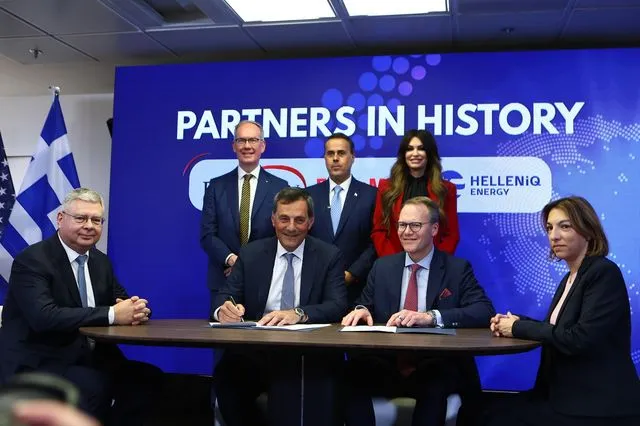 Έπεσαν οι υπογραφές για τη σύμβαση γεώτρησης υδρογονανθράκων στο Ιόνιο