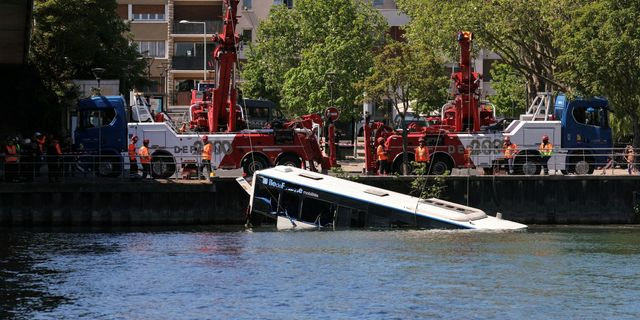 Γαλλία: Λεωφορείο με επιβάτες έπεσε στον Σηκουάνα κοντά στο Παρίσι