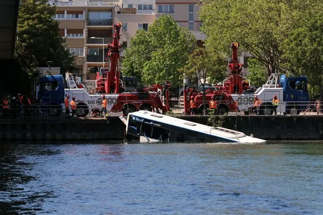 Γαλλία: Λεωφορείο με επιβάτες έπεσε στον Σηκουάνα κοντά στο Παρίσι