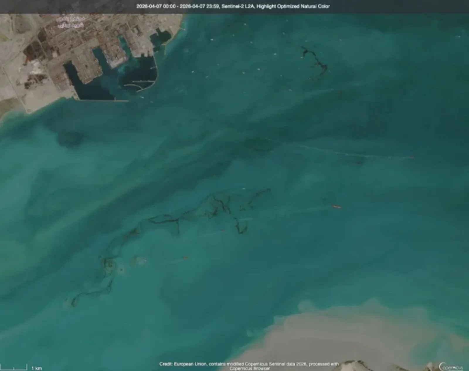 Εικόνα που τραβήχτηκε στις 7 Απριλίου δείχνει πετρελαιοκηλίδα κοντά στο νησί Κεσμ του Ιράν