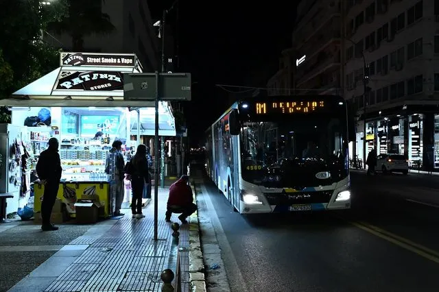 Τροχαίο στον Πειραιά: Μάχη για τη ζωή του δίνει ο 17χρονος – Τι υποστήριξε ο οδηγός του λεωφορείου